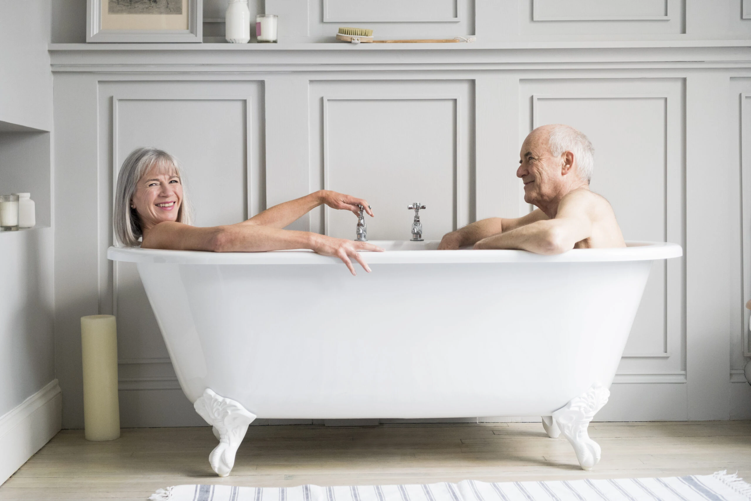 due persone in una vasca da bagno di un appartamento