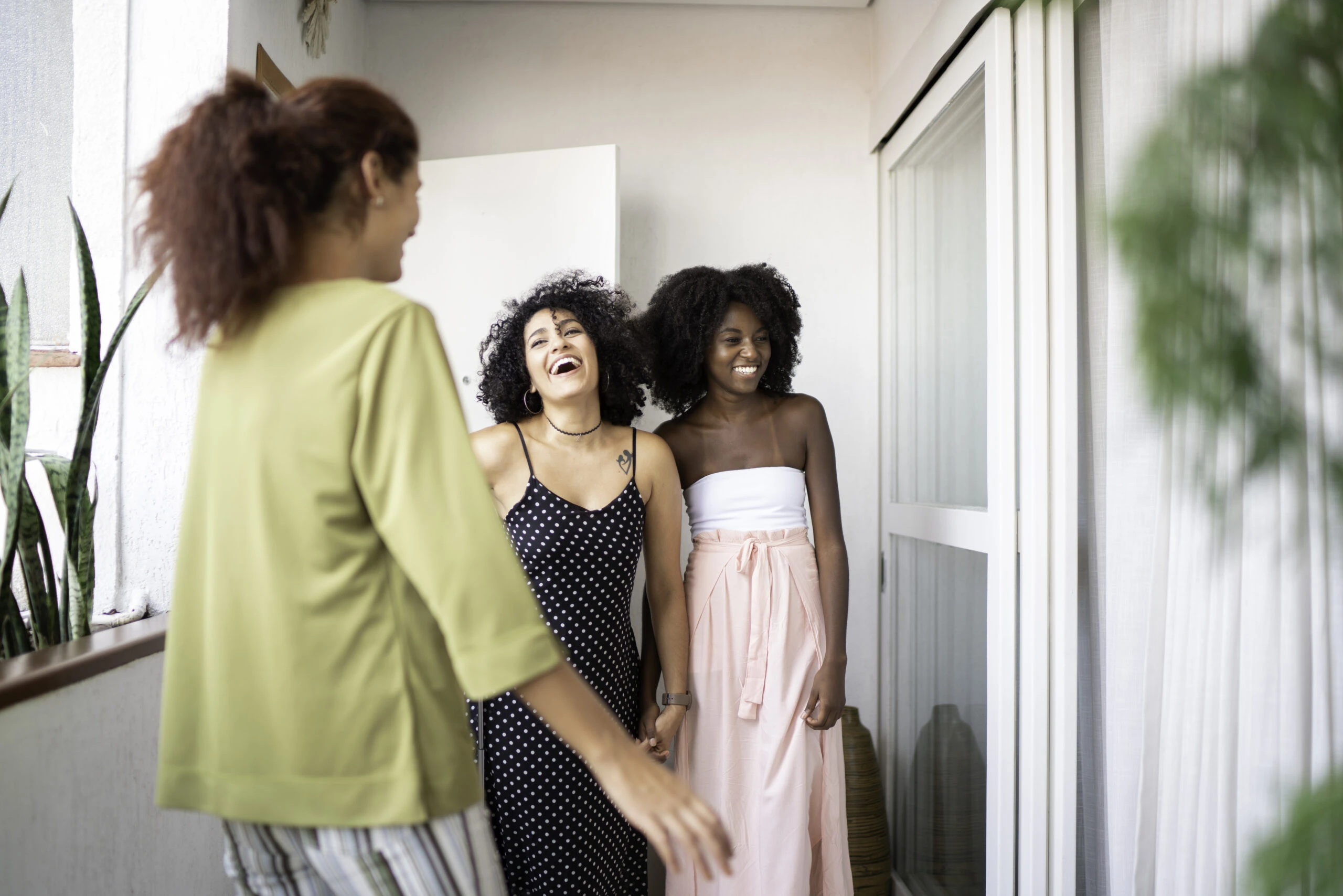 tre amiche spensierate i una casa con affitto breve