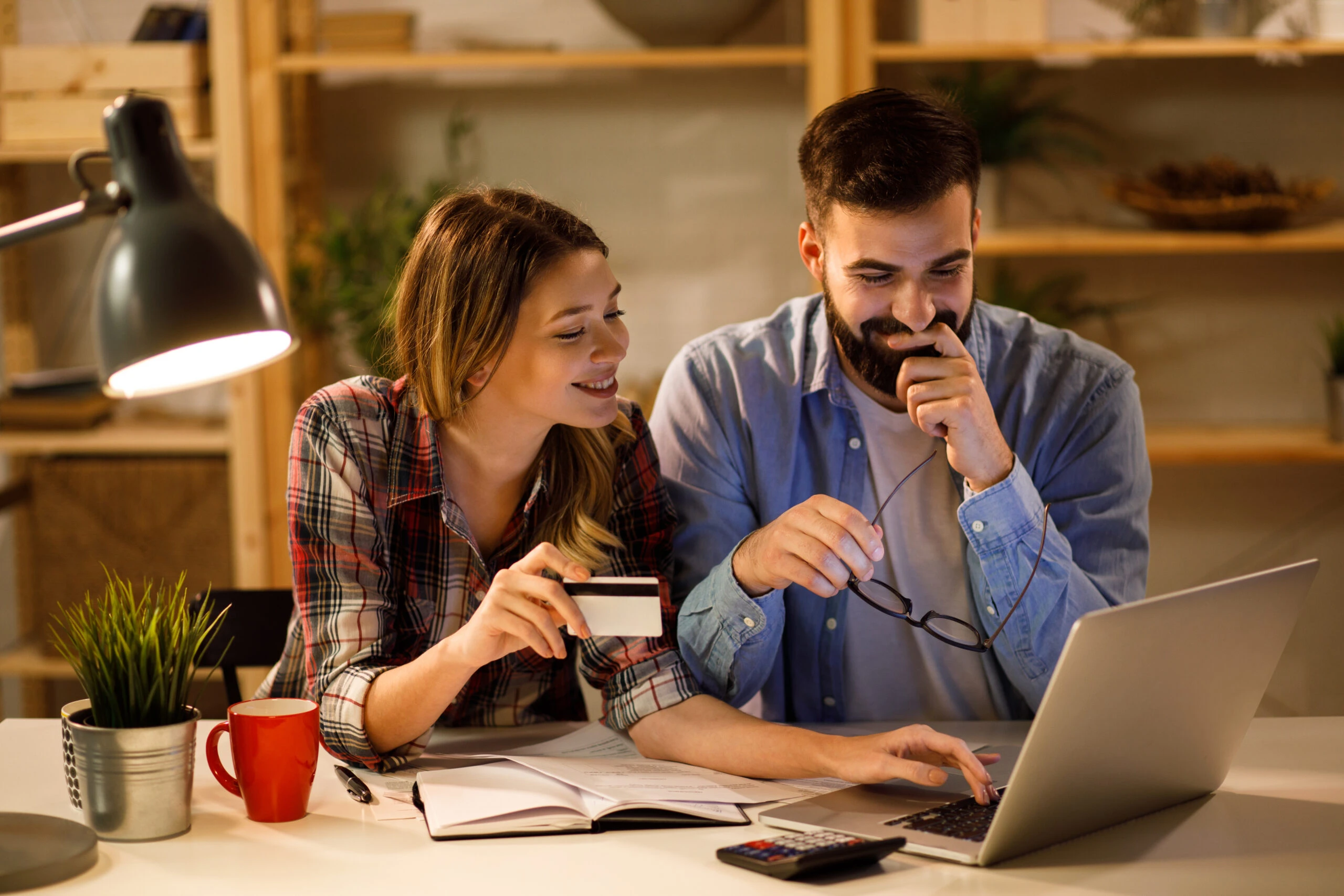 una coppia felice per la gestione degli affitti brevi del loro appartamento