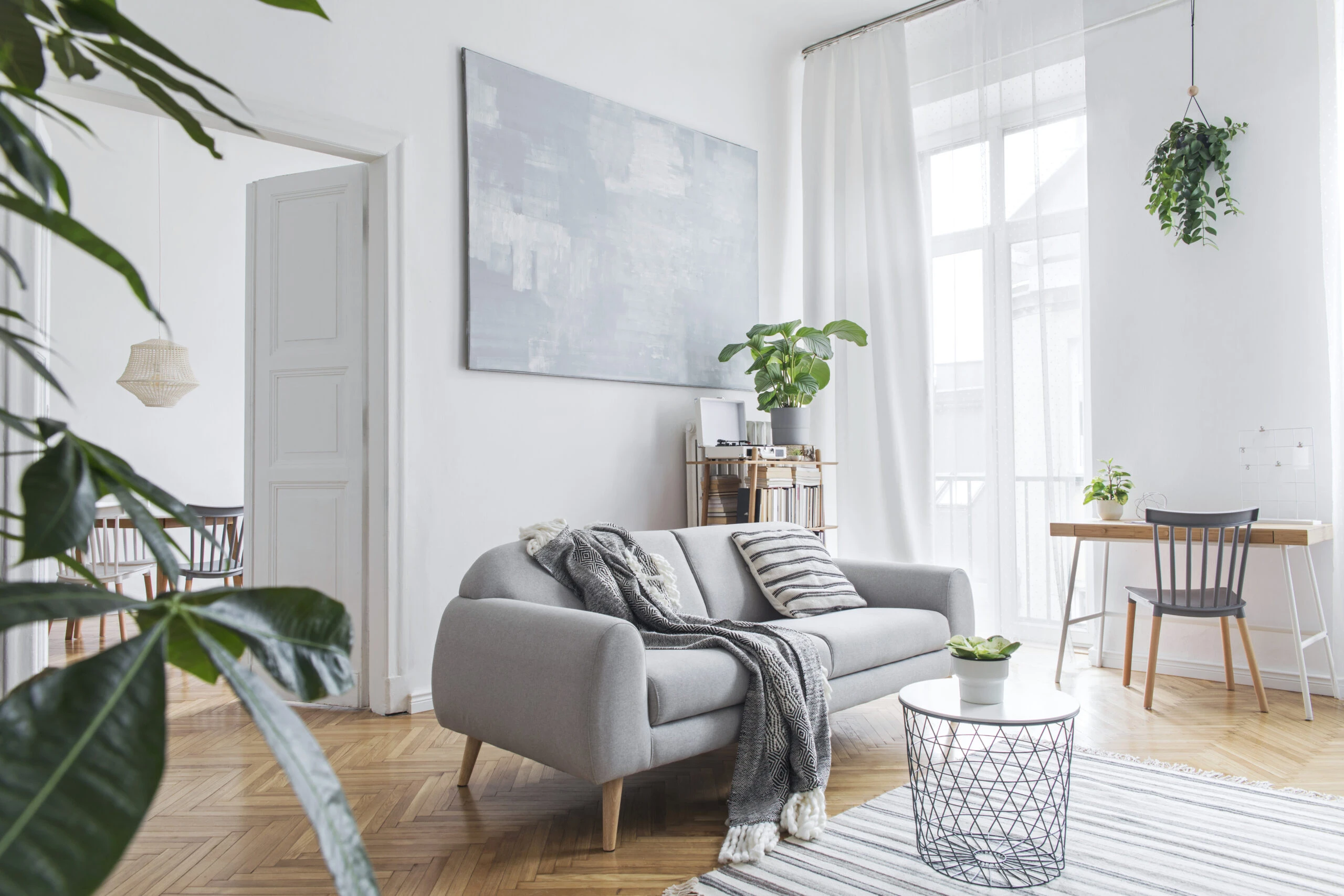 Moderno soggiorno di un appartamento con affitti brevi