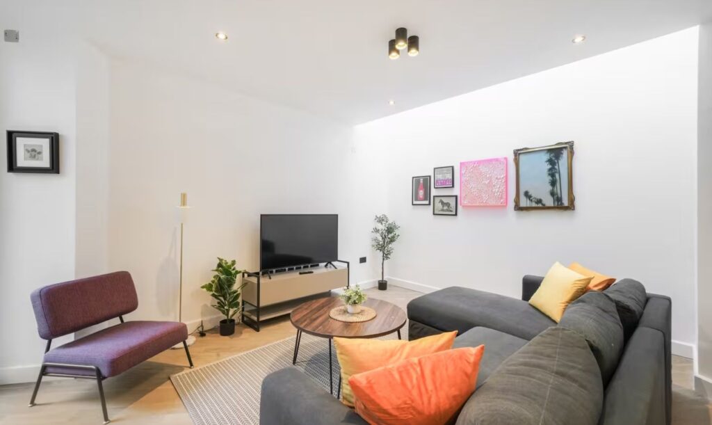 Modern 2BR Split level with patio London